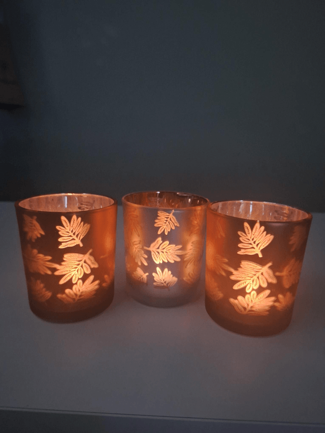 Leaf pattern tealight holder